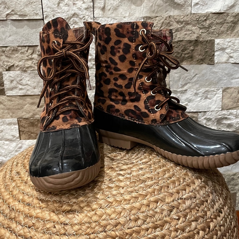 Yoki Dylan Women’s Leopard Print Lace-Up Winter Boots